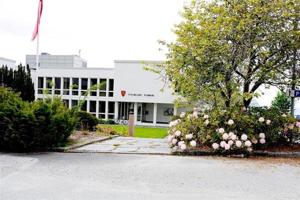 Kommunehuset i Hjelmelandsvågen