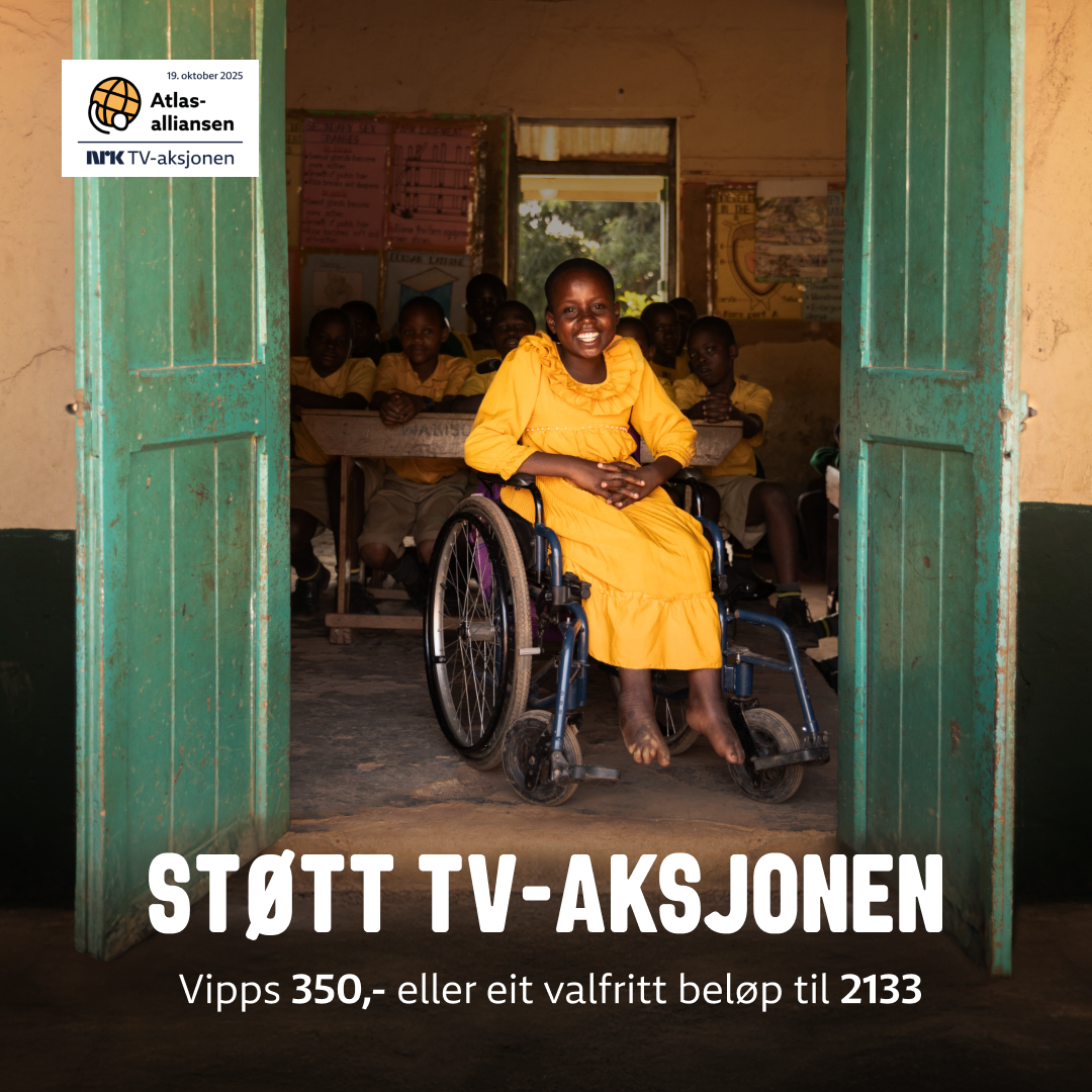 Jente sit i rullestol inne i eit klasserom i Afrika - Klikk for stort bilete
